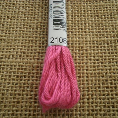 Echevette  de coton à canevas  retors dmc , numero 4  , coloris 2108 rose bonbon 
