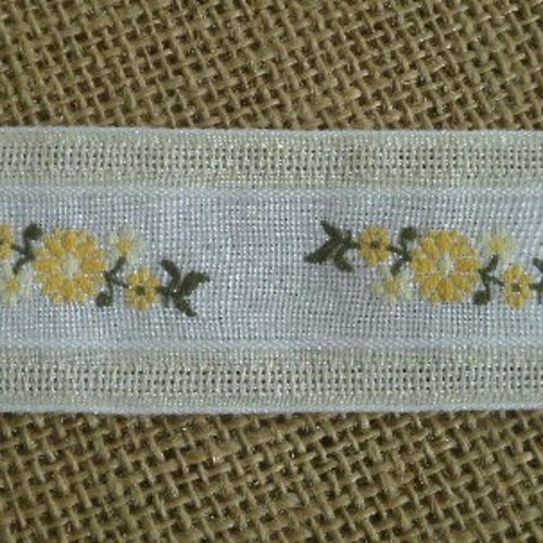 Ruban en coton , blanc et jaune pale  , motifs fleurs jaunes et blanches , largeur 35 mm