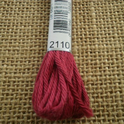 Echevette de coton à canevas retors dmc , numéro 4 , coloris 2110 bordeaux 