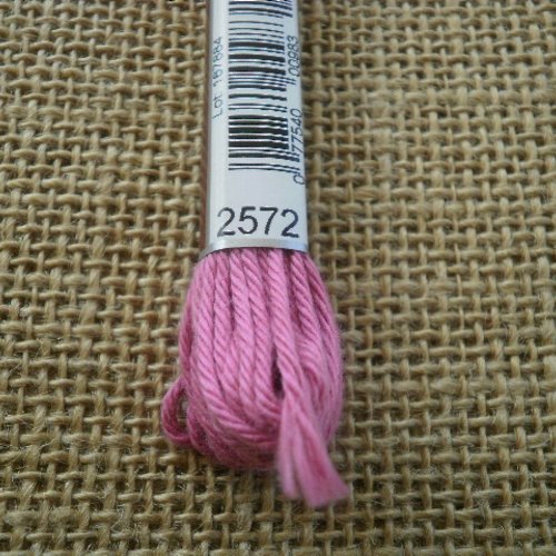 Echevette de coton à canevas retors dmc , numéro 4 , coloris 2572 vieux rose 