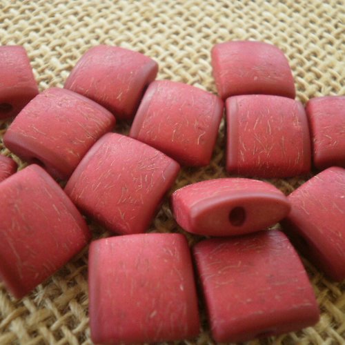 Lot de 2 boutons  "perles" carrés , coloris rouge  , taille  12 mm