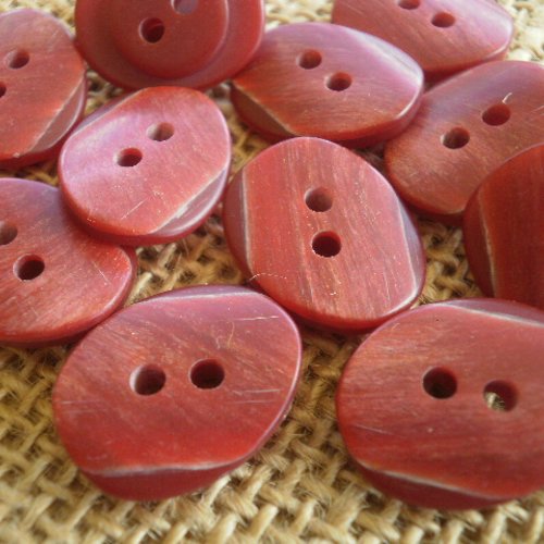 Boutons ovales x 2 en plastique  , coloris rouge marbré  , taille  18 x  14 mm 