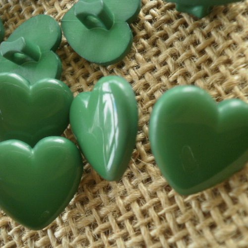 Boutons coeurs x 2 en plastique , coloris vert , taille 15 mm