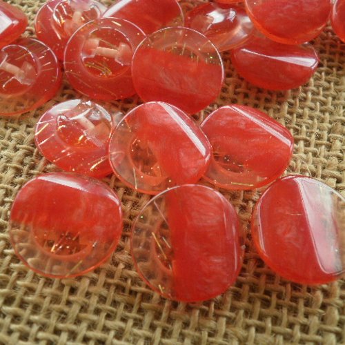 Boutons ronds x 2 , coloris rouge  marbré et une partie  transparente  paillettée , diamètre 18 mm