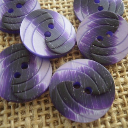 Boutons ronds x 2 en plastique , coloris violet  et parme  , diamètre 18 mm