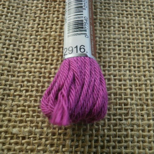 Echevette de coton à canevas retors dmc , numéro 4 , coloris 2916 fuchsia foncé 