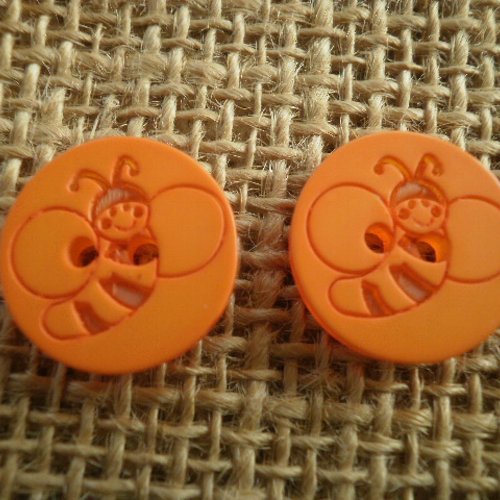 Boutons ronds x 2 en plastique à deux trous , coloris orange à motif abeille , diamètre 15 mm 