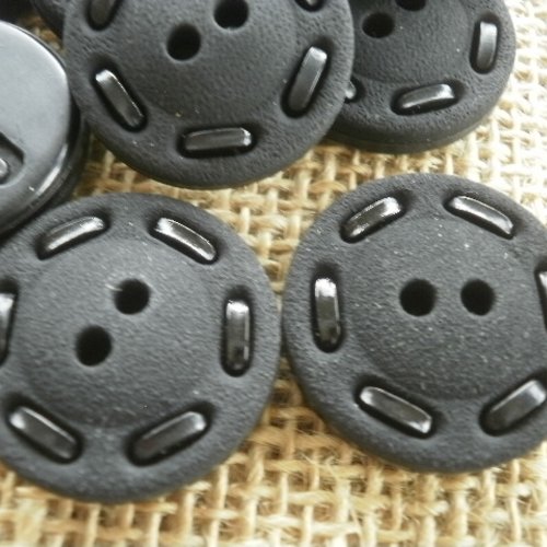 Boutons ronds en plastique  , coloris noir  avec surpiqures , diamètre 24 mm