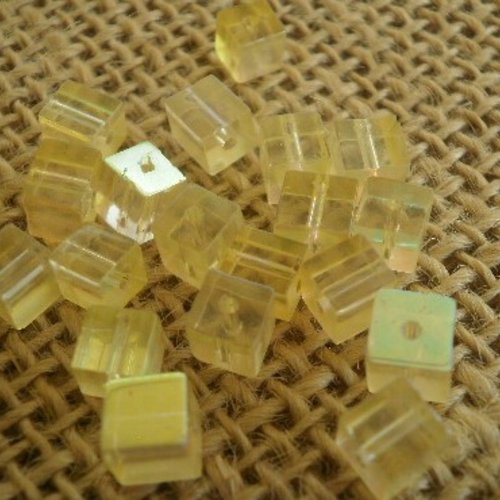 Perles carrées x 20 en verre semi transparent , coloris jaune pale  , taille 4 mm