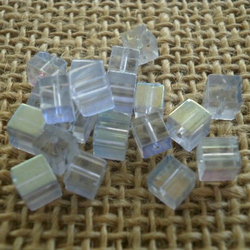 Perles carrées x 20 en verre  semi transparent  , coloris bleu clair  , taille  4 mm