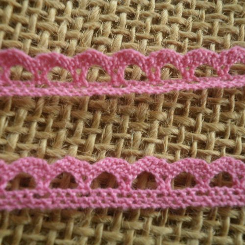 Dentelle en coton , coloris rose bonbon , motifs vaguelettes , largeur  8 mm 
