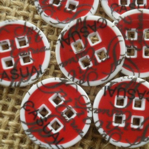Lot de 4 boutons  ronds en plastique , coloris rouge et blanc , inscription "casual"  ,  diamètre  15 mm 