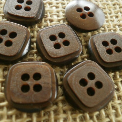 Lot de 2 boutons ronds  à quatre trous  en plastique  , coloris marron , motif carré dessus  , diamètre 15 mm