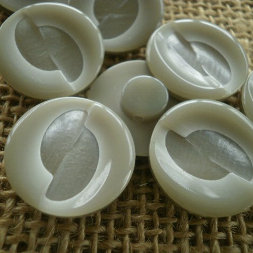 Boutons rondsx 2 en plastique , coloris gris , diamètre  18 mm 