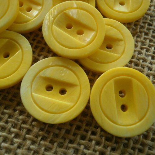 Boutons ronds x 2 à deux  trous en plastique , coloris jaune changeant , diamètre 18 mm