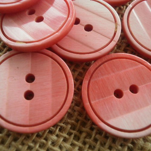 Boutons ronds x 2 en plastique , coloris rouge dégradé  , diamètre  23 mm 