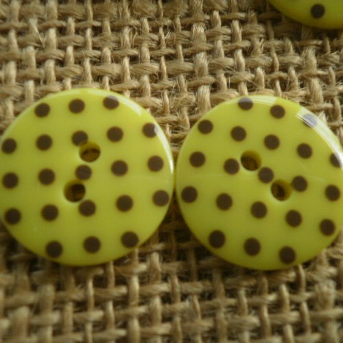 Boutons ronds x 2 en plastique à deux trous , de couleur  fond jaune  à pois marrons  , diamètre 18 mm 