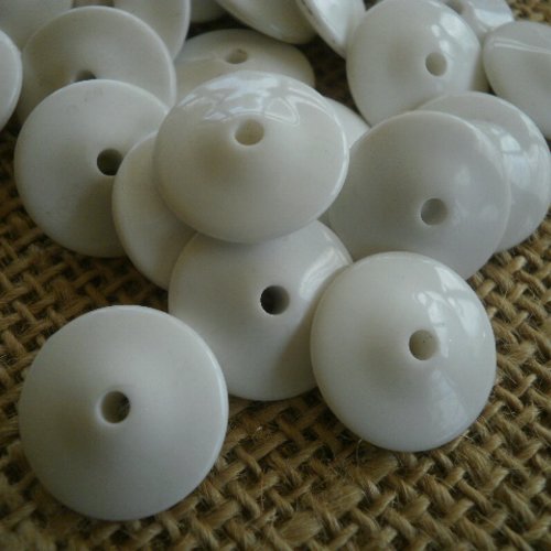 Perles rondes plates x 8 en plastique  , coloris blanc , diamètre 16 mm 