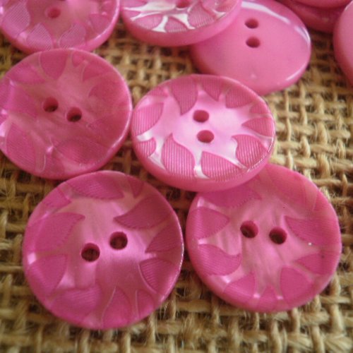 Boutons ronds x 4 à deux trous en plastique , coloris  fuchsia , diamètre 16 mm