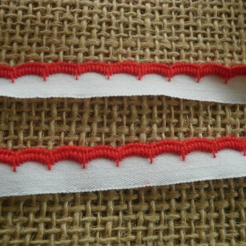 Dentelle de bordure en coton , coloris blanc , bordure brodée rouge , largeur 11 mm