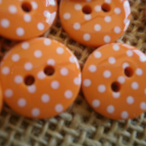Boutons ronds x 2 en plastique à deux trous , coloris orange à pois blancs , diamètre 14 mm 