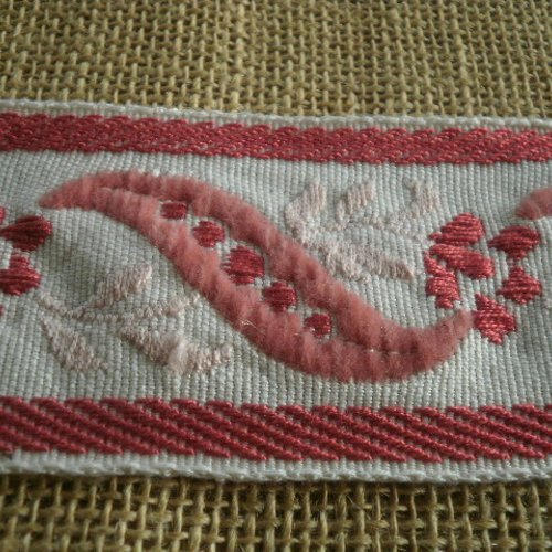 Ruban en coton , coloris écru à motifs brodés dans les tons de rose , largeur 6 cm