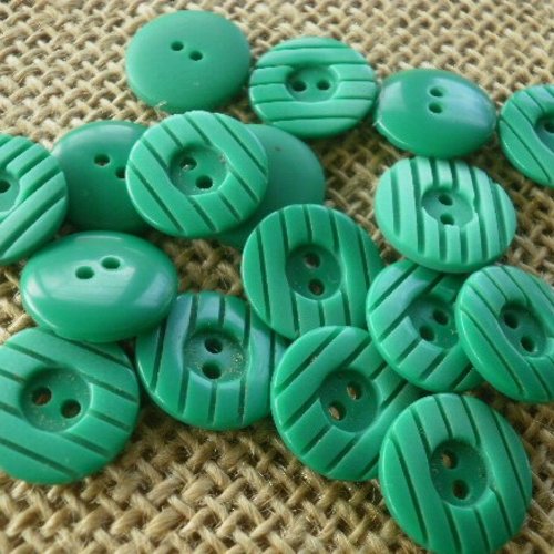 Lot de 2 boutons ronds à deux trous en plastique , coloris  vert , diamètre  15 mm 
