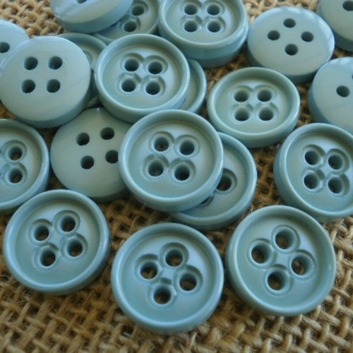 Boutons ronds x 2 , à quatre trous en plastique  , coloris bleu clair , diamètre 15 mm