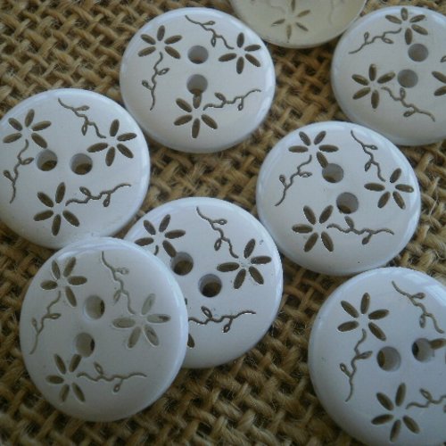 Lot de 2 boutons ronds en plastique  , coloris  blanc , motifs fleurs , diamètre  15 mm