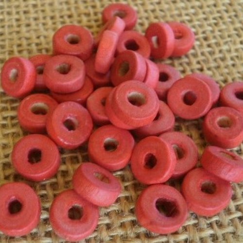 Lot de 36 perles rondes plates en  bois , coloris rouge , taille 0,8 x 0,3 cm