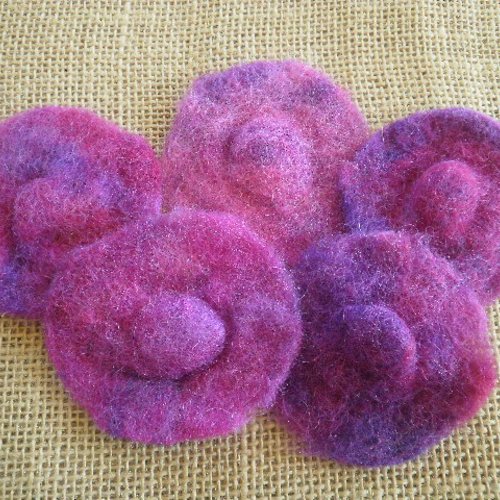 Lot de 5 fleurs en laine feutrée , tons fuchsia et violet , taille  environ 6 cm