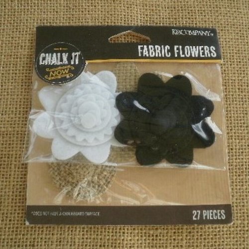 Kit pour fabriquer 3 fleurs en feutrine et jute , coloris blanc , noir et beige , taille 5,5 cm