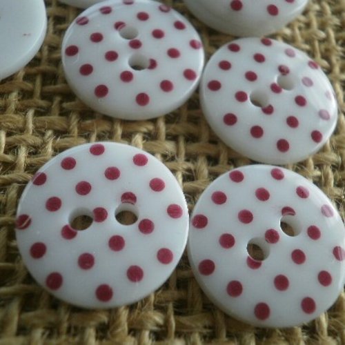 Boutons ronds x 2 en plastique à deux trous , coloris blanc  à pois rouges , diamètre 14 mm