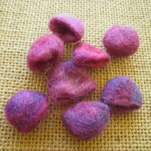 Lot de 8 "clochettes" en laine feutrée , tons fuchsia et violet , taille  environ 2,5 x 2 cm