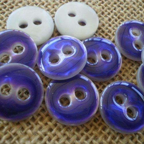 Boutons ronds x 2 en plastique , coloris violet et écru  , diamètre 18 mm