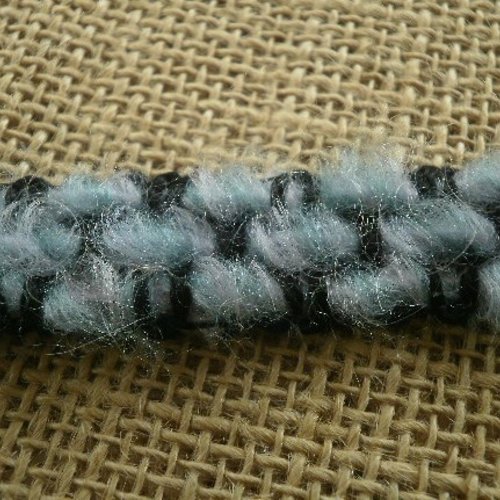 Galon  en laine et acrylique , fond noir , brodé  tons  bleu eau chiné , largeur 15 mm