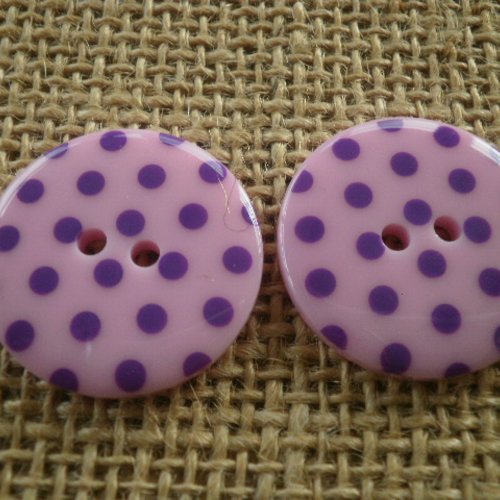Boutons ronds en plastique à deux trous , de couleur  fond rose à pois violets , diamètre 25 mm