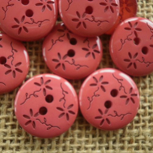 Boutons  ronds en plastique , coloris rouge  motifs fleurs , diamètre 23 mm