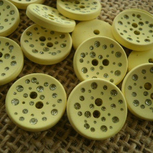 Boutons ronds x 2 en plastique , coloris jaune , motifs ronds argentés , diamètre 18 mm