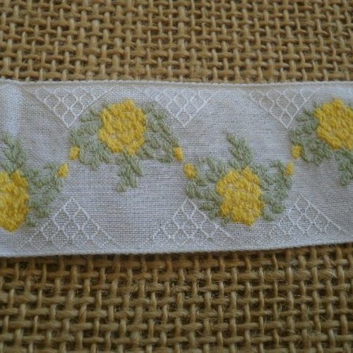 Ruban en coton  , coloris blanc  à motifs fleurs  jaunes brodées , largeur 3 cm