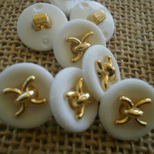 Lot de 2 boutons ronds en plastique , coloris blanc et motif doré  , diamètre  15 mm