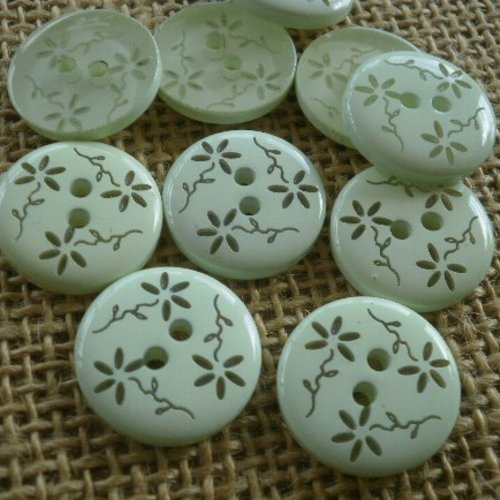 Boutons  ronds en plastique ,  coloris  vert clair , motifs fleurs , diamètre 18 mm