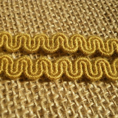 Galon en synthétique , coloris jaune bronze , largeur 8 mm