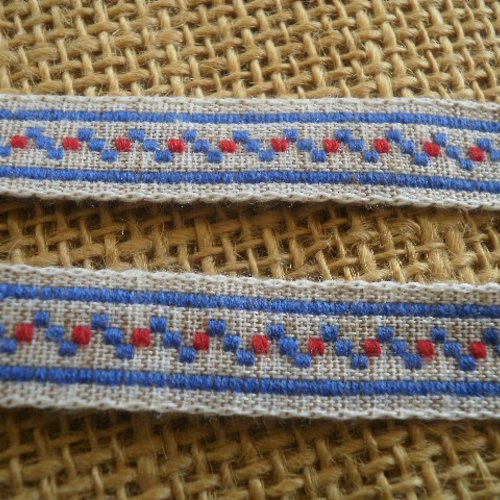 Ruban en coton  , coloris blanc grisé brodés de motifs bleu et rouge , largeur 13 mm
