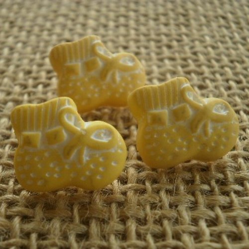 Lot de 3 boutons forme  "chaussons de bébés", coloris jaune et blanc