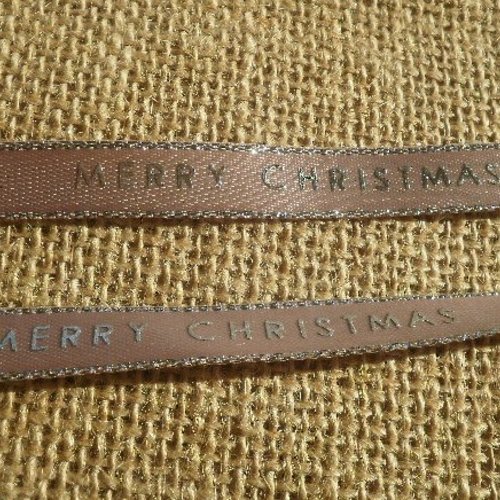 Deux mètres de ruban synthétique , coloris beige rosé  "merry christmas" écris en argenté , largeur 11 mm