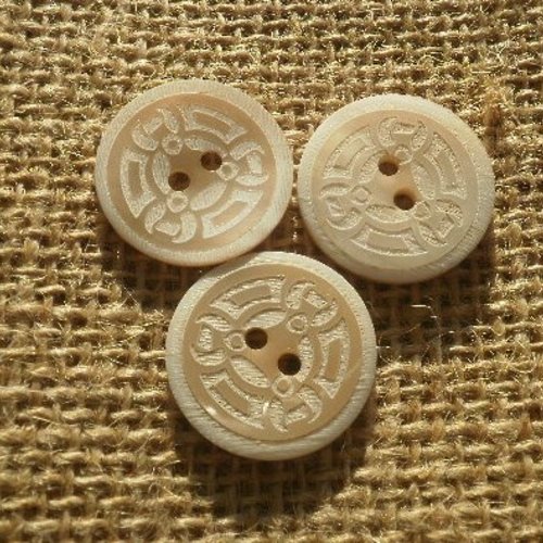 Lot de 3 boutons  ronds à deux trous  en nacre , coloris blanc à motifs beiges , diamètre 20 mm 