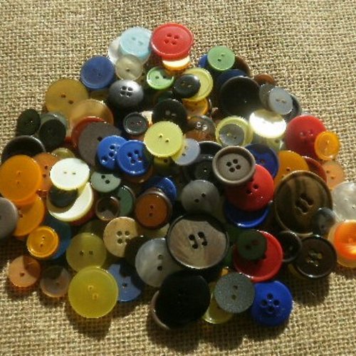 Lot (5)  de 150 boutons  ronds  en plastique  , différents coloris et tailles