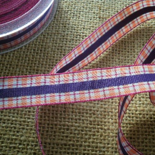Deux mètres de ruban en polyester écossais  orange , bordeaux et violet au centre , largeur 15 mm
