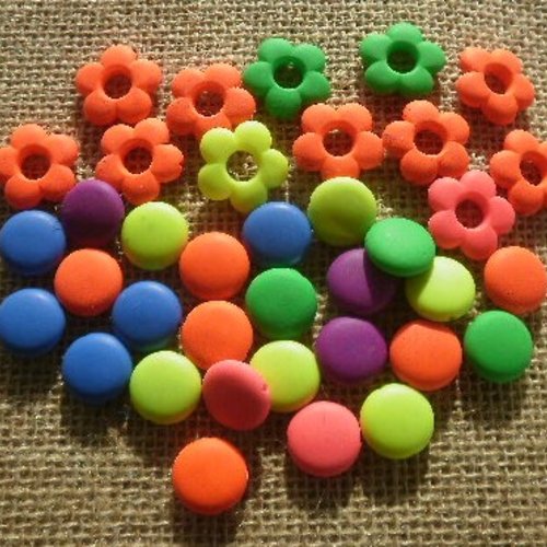 Lot de 36 perles plates en plastique , fleurs et pastilles  , coloris vifs  , taille 2 et 1,5 cm